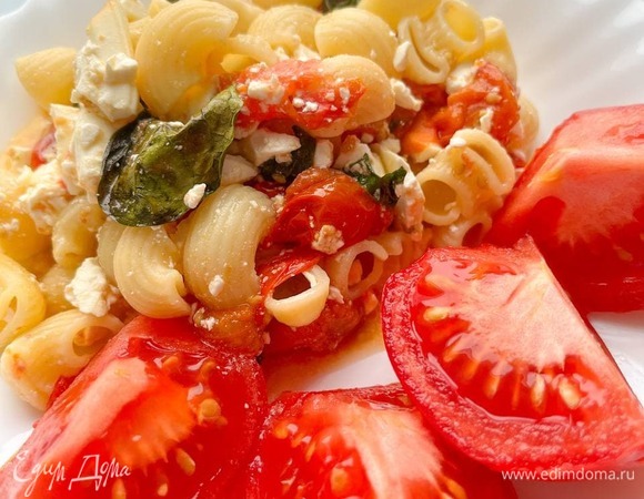 Добавьте в форму макароны и хорошо перемешайте. Выложите на тарелочки и подавайте к столу. Приятного аппетита!