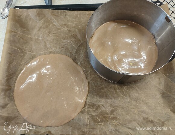 На пергамент поставить бортик от разъемной формы. Выложить внутрь 3 ст. ложки теста и распределить. У меня получалось печь по 2 коржа одновременно. Выпекать по 6–7 минут при температуре 200°C. Из этого количества теста получается 8 коржей.