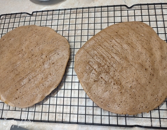 Готовые коржи остудить на решетке. Неровности я потом обрезала при сборке.
