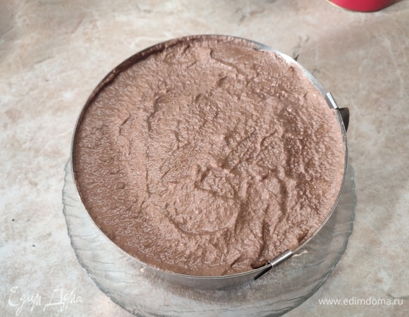 Для сборки поставить разъемное кольцо, положить в него корж, на него выложить крем, разровнять. Таким образом смазать все коржи.