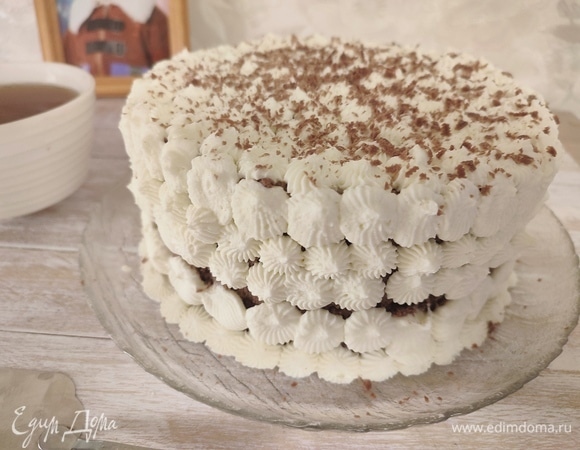 Для крема, которым будем украшать верх торта, размять вилкой максарпоне комнатной температуры. Сливки взбить с сахарной пудрой и в несколько приемов соединить с маскарпоне. Украсить верх торта этим кремом. Поставить на пару часов в холодильник для пропитки.