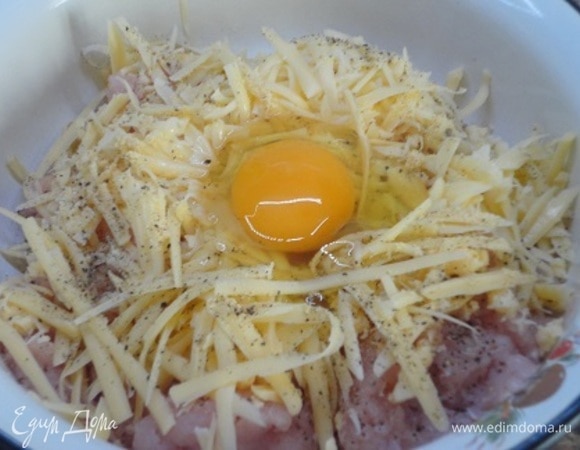 Все ингредиенты для фарша смешать и вымешивать ложкой минут 5, затем руками немного отбить.