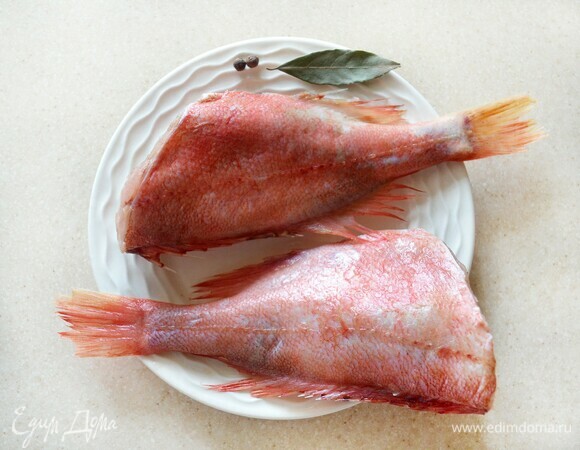 Подготовьте, почистите рыбу. Я использовала 2 тушки окуня, но вы можете взять любую другую морскую рыбу или же филе рыбы. Отварить ее нужно в кипящей подсоленной воде с перцем горошком и лавровым листом до готовности (20–30 минут, в зависимости от размера и толщины рыбы).