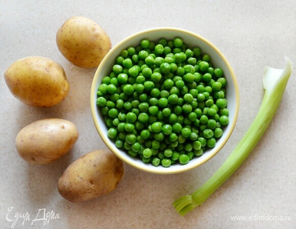 Хорошо помойте 4 небольшие картофелины. Подготовьте горошек (если нет свежего, можно заменить на замороженный), небольшой стебель сельдерея.