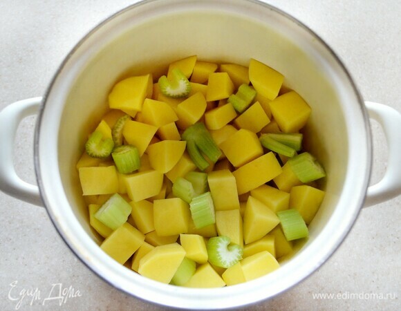 Нарежьте овощи небольшими кубиками, добавьте горошек и отварите в кипящей подсоленной воде до готовности. Затем воду нужно слить (немного оставьте для приготовления пюре), добавить оливковое масло и взбить, вливая немного овощного отвара, оставленного от приготовления овощей.