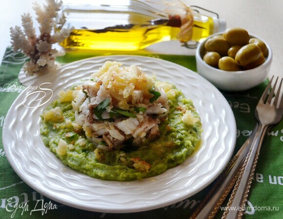 На тарелку выложите овощное пюре, далее рыбу и сверху посыпьте сухарями. Наше летнее элегантное блюдо готово! Очень вкусно в теплом и в холодном виде. Приятного вам аппетита!