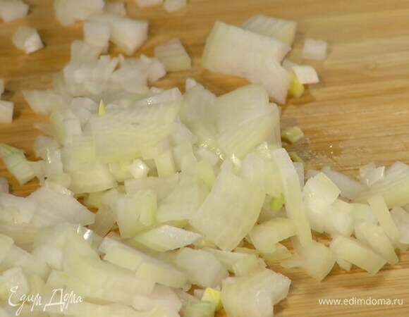 Лук почистить и очень мелко порубить.