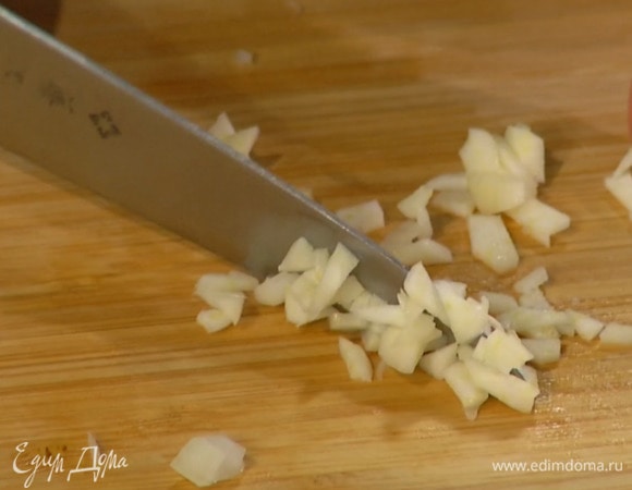 Чеснок почистить, мелко порезать и добавить в сковороду с луком.