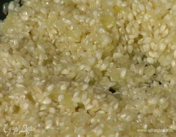 Всыпать рис и, постоянно помешивая, обжарить его до прозрачности, затем влить вино, дать алкоголю выпариться и, добавляя по половнику горячий бульон, так чтобы рис не плавал в жидкости, но и не пригорал, готовить ризотто на небольшом огне 10 минут.