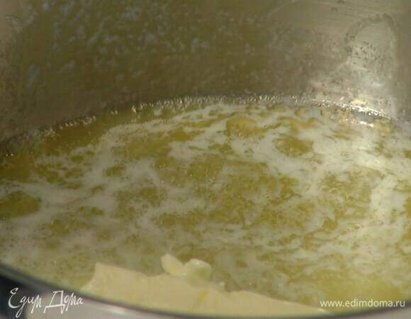 Сливочное масло растопить в сотейнике.