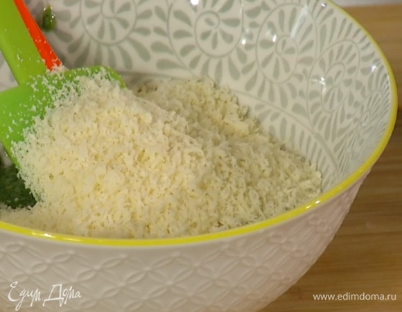 Сыр натереть на мелкой терке, добавить в песто и перемешать.