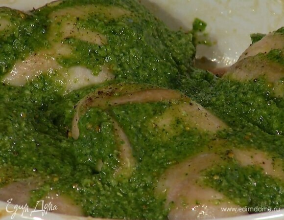 Песто выложить на перепелок и запекать их еще 15–20 минут.