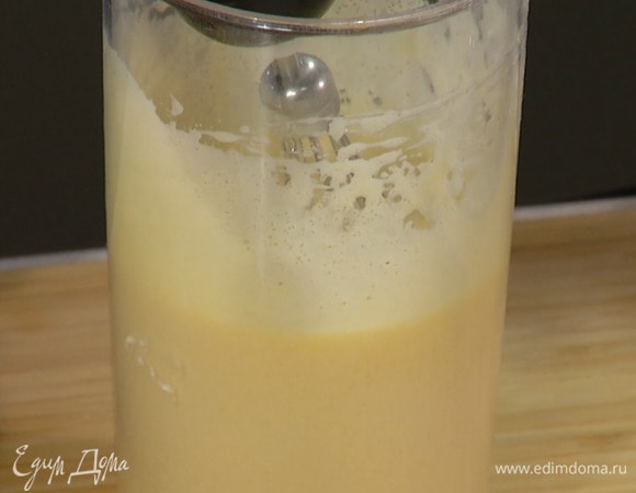 Яйца с сахаром и ванильным экстрактом взбить блендером с насадкой-венчиком в пышную массу.