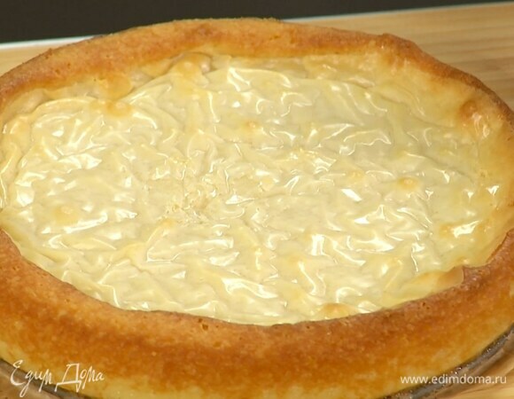 Дно разъемной формы для выпечки выстелить пищевой бумагой, влить тесто и выпекать в разогретой духовке 17 минут.