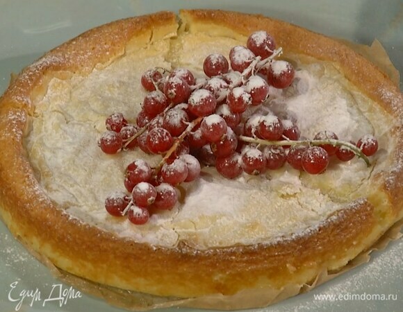 Готовый пирог украсить красной смородиной и посыпать сахарной пудрой.