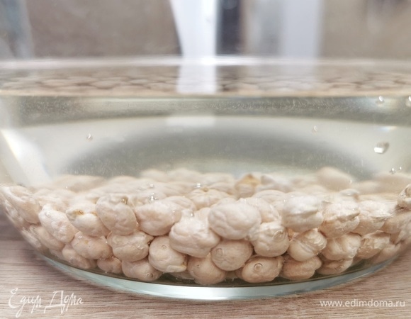 Заливаем нут на ночь большим количеством воды.