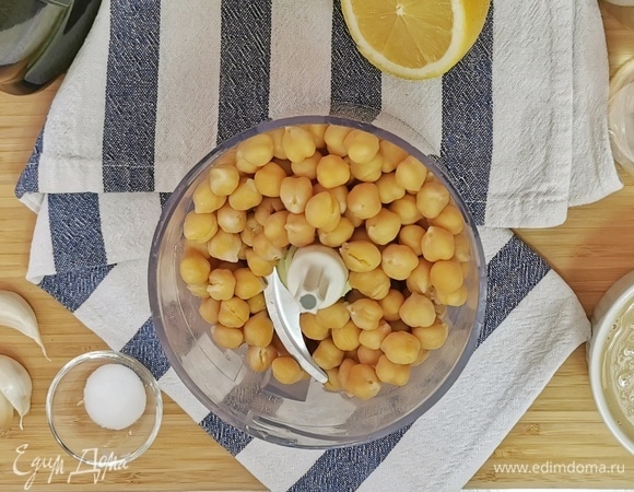 В кухонный комбайн отправляем отваренный нут, щепотку соли, сок половины лимона, оливковое масло и взбиваем.