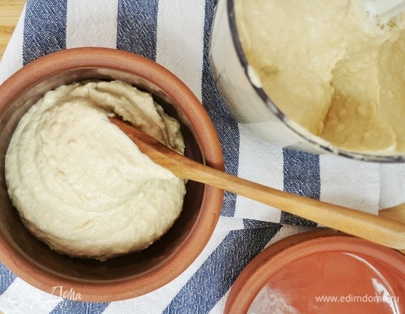 Равномерно распределяем нутовое пюре по глиняным горшочкам или выкладываем в жаропрочную посуду.