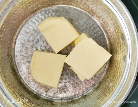 Сливочное масло растопить в сотейнике на небольшом огне.