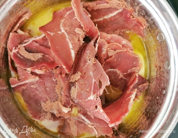 Постоянно перемешивая лопаткой, обжариваем бастурму в сливочном масле 2–3 минуты.