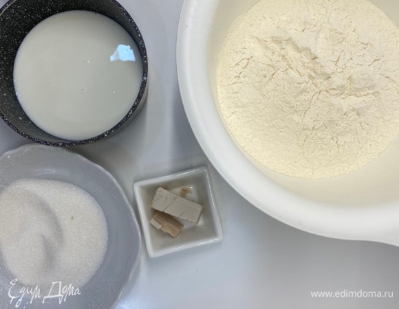 Сначала ставим опару. Для опары берем из общих ингредиентов все молоко (250 мл), 30 г дрожжей, 2 ст. л. сахара, 5 ст. л. муки. В теплом молоке растворить дрожжи, добавить сахар и муку. Оставить на 20–30 минут. Опара должна стать шапкой.