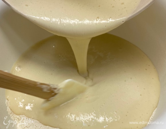 Яйца взбить, добавить сахар, щепотку соли, ванилин, сметану и вливать постепенно растительное масло. Смесь потихоньку добавить к опаре и всыпать муку. Замесить тесто. Перед этим руки смазать растительным маслом. Тесто получается мягким, но к рукам не должно сильно липнуть. Не спешите забивать тесто.