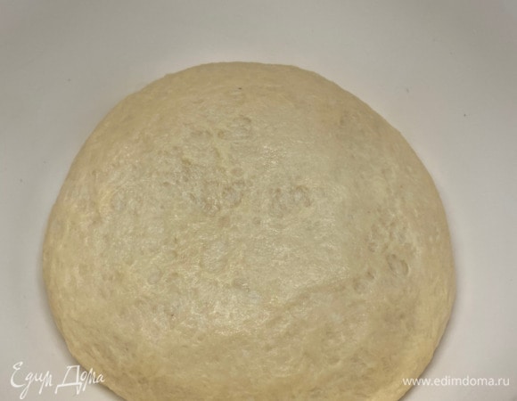 Миску смазать растительным маслом, положить в нее тесто, накрыть пленкой и убрать на 1–1,5 часа. Мое тесто поднялось в 3 раза за 1 час.