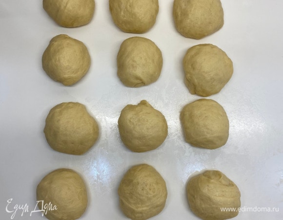 Готовое тесто выложить на стол. Сформовать небольшие одинаковые шарики плавными движениями, сильно не затягивая тесто. У меня получилось 19 шт. Накрыть и оставить на 20 минут для подъема.