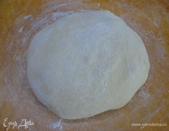 В 100 мл теплого молока развести раскрошенные дрожжи, добавить 1 ч. ложку сахара и оставить для подъема на 15 минут. Затем влить оставшееся молоко, всыпать сахар, посолить и просеять муку. Замесить тесто. Продолжая вымешивать, добавьте цедру апельсина, распущенное сливочное масло. Интенсивно вымешивать 7–10 минут, добавляя по одному яичные желтки. Оставить тесто в теплом месте на 1 час.