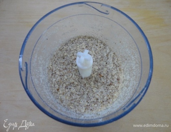 Грецкие орехи (150 г — это вес очищенных орехов) вместе с сахаром измельчить в блендере. Сливочное масло растопить. Начинка готова.