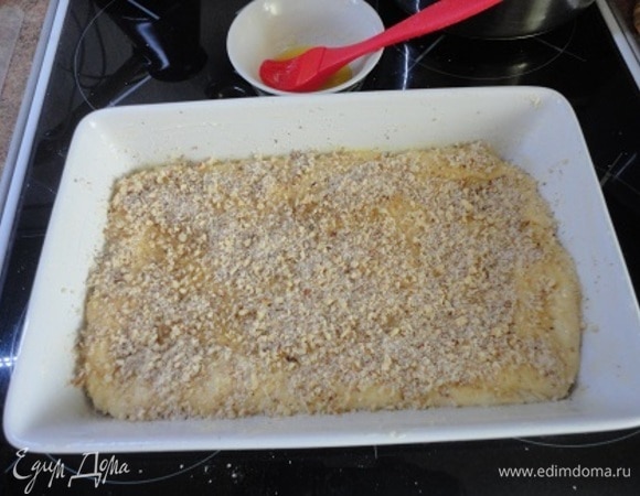 Равномерно посыпать 1/3 начинки. Так же поступить и с оставшимися двумя кусками теста.