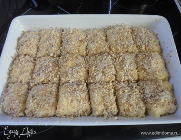 Острый нож обмакивать в растопленное масло и разрезать тесто на прямоугольники или квадраты. Оставить для расстойки на 30 минут.