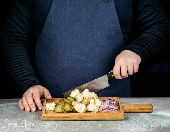 Красный лук почистите и нарежьте полукольцами. Соленые огурцы нарежьте кружочками. Вареный картофель крупно поломайте.