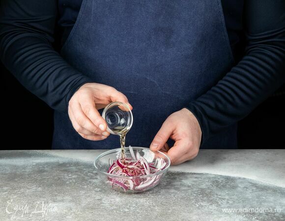 Лук промойте холодной водой и залейте винным уксусом. Перемешайте и оставьте мариноваться.