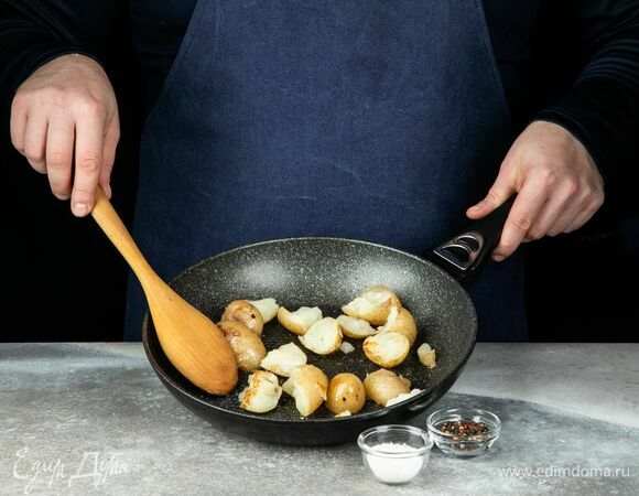 Картофель обжарьте на растительном масле. Добавьте соль и перец.