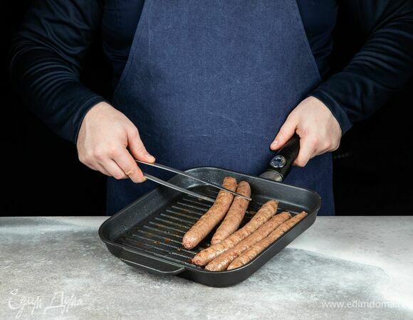 Пожарьте на сковороде-гриль до готовности.