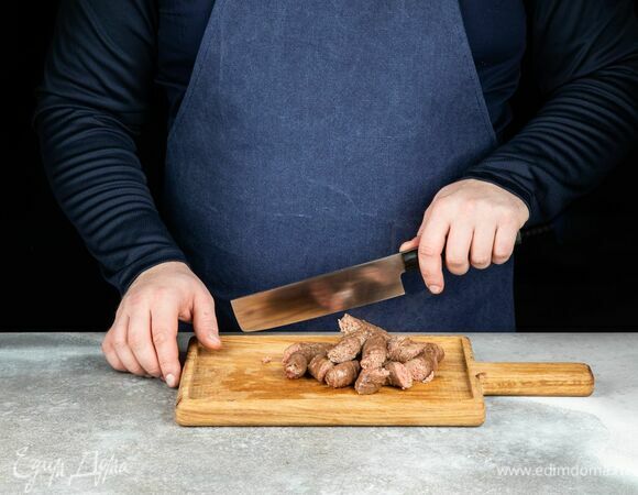 Обжаренные колбаски крупно нарежьте.