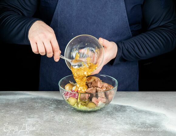 В большую миску выложите рубленый салат айсберг, картофель, огурцы, колбаски и маринованный лук. Влейте заправку и перемешайте.