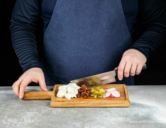 Редис и огурцы нарежьте тонкими кружками, моцареллу нарвите руками, вяленые помидоры нарежьте соломкой.