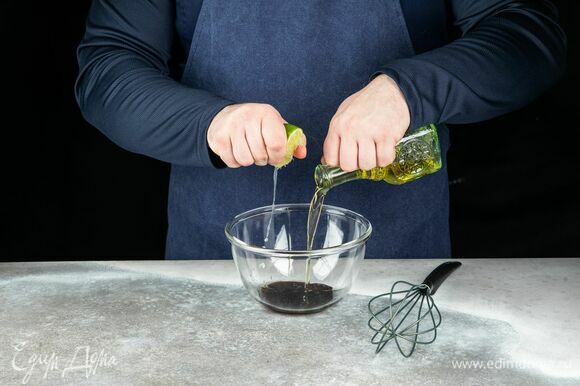 Для соуса смешайте венчиком оливковое масло, сок лайма и устричный соус.