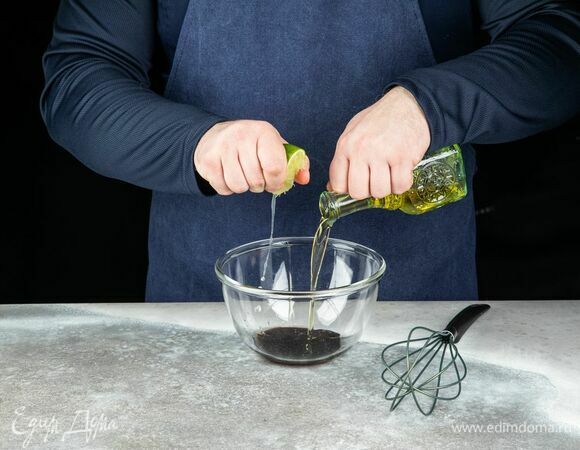 Для соуса смешайте венчиком оливковое масло, сок лайма и устричный соус.