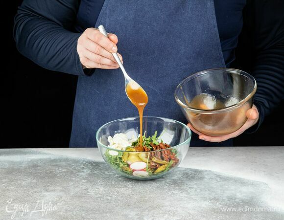 В салатник выложите руколу, редис, огурцы, помидоры и моцареллу. Полейте заправкой.