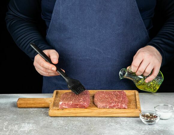 Каждый стейк сбрызните каплей оливкового масла. Посолите и поперчите.
