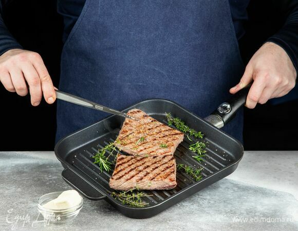 Сковороду разогрейте на сильном огне. Выложите стейки на хорошо разогретую сковороду и обжаривайте по 2 минуты с каждой стороны.<br />
Добавьте тимьян, розмарин и сливочное масло. Обжаривайте еще по 2 минуты с каждой стороны на медленном огне.