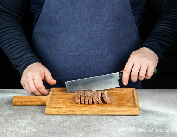 Готовый стейк нарежьте.