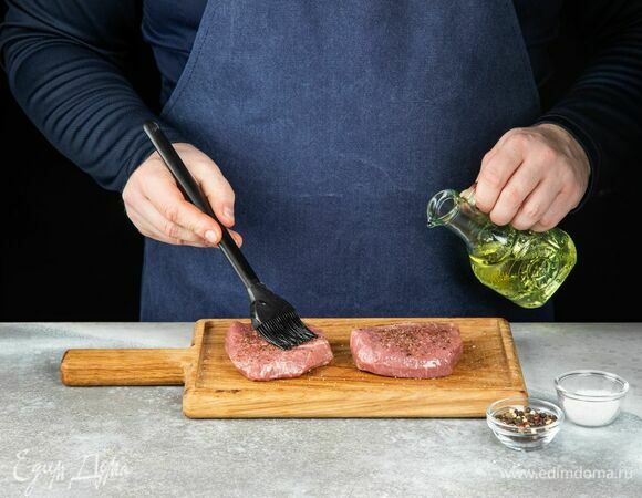 Посолите, поперчите, смажьте оливковым маслом.