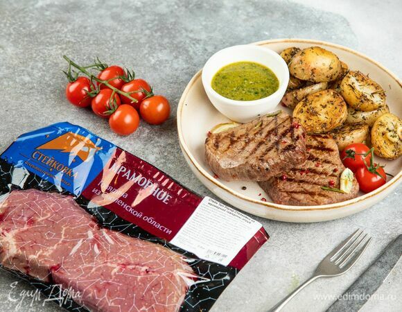 Подавайте стейк с соусом сальса вереде и запеченным картофелем.