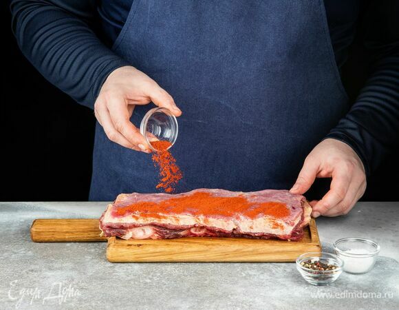 Ребра для барбекю ТМ «Стейковка» очистите от пленок. Посолите, поперчите, посыпьте копченой паприкой с двух сторон.