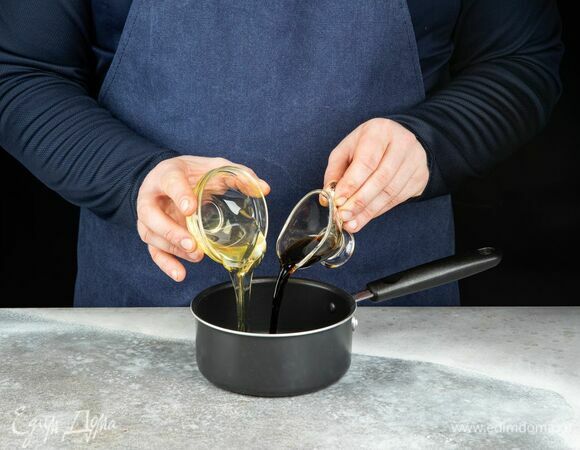 В сотейнике разогрейте мед, влейте соевый соус.