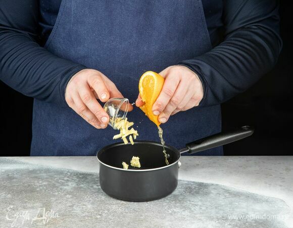 Добавьте апельсиновый сок и нарезанный имбирь. Готовьте на медленном огне, помешивая, около 5–7 минут.